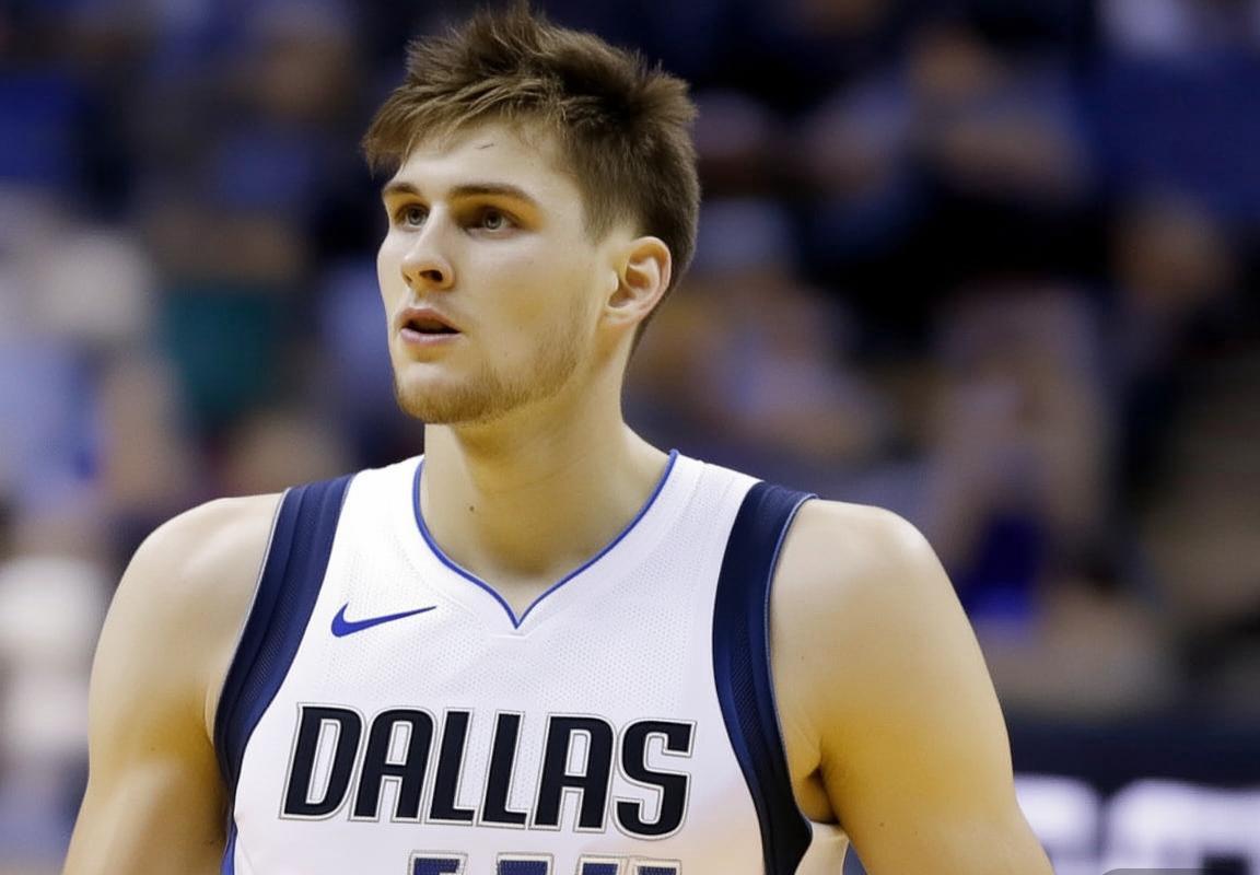 洛杉矶湖人队召回布朗尼·詹姆斯应对伤病危机，卢卡·东契奇MVP前景因独行侠战绩面临挑战